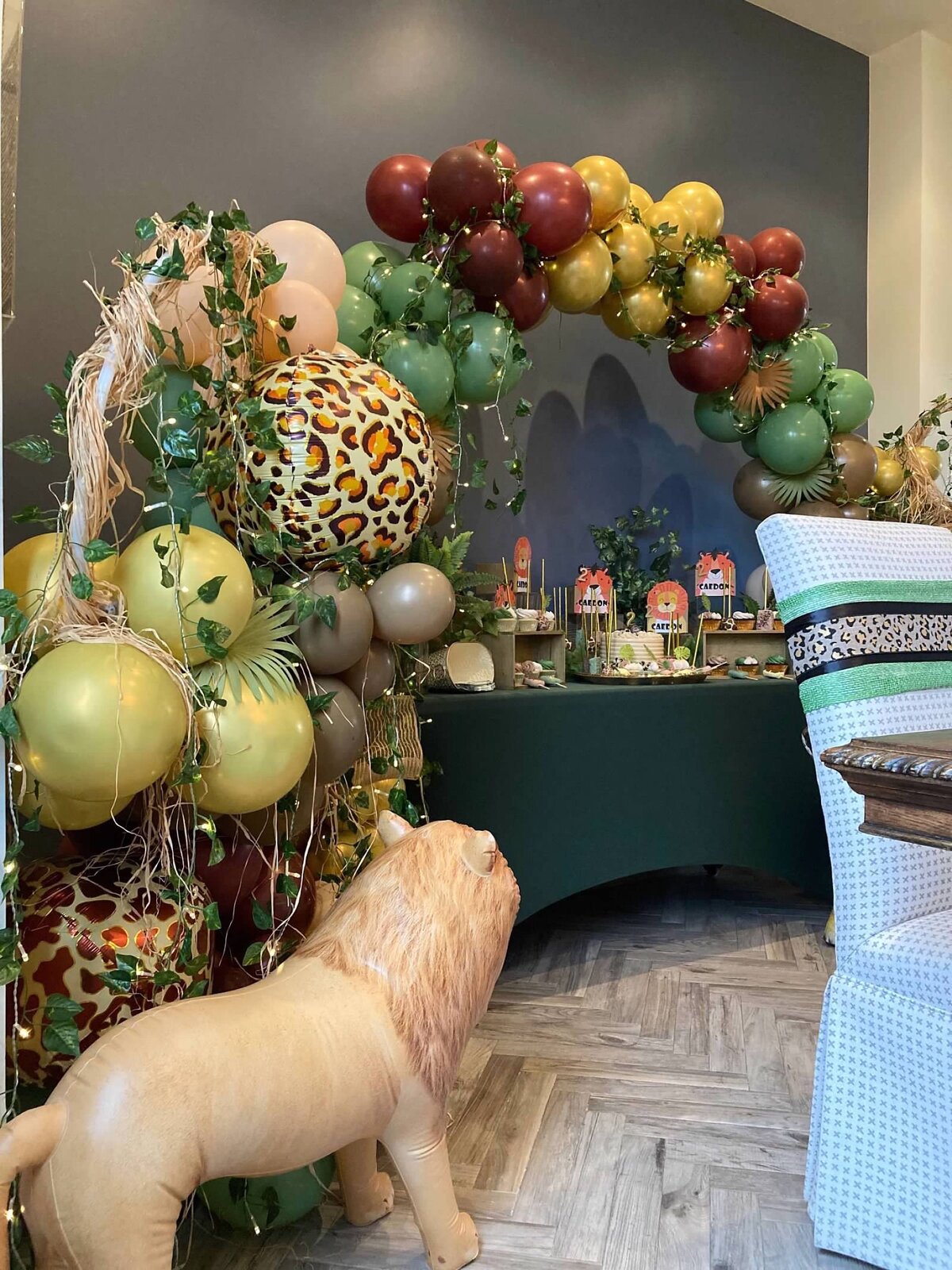 Safari balloon arch with leopard foil and lion