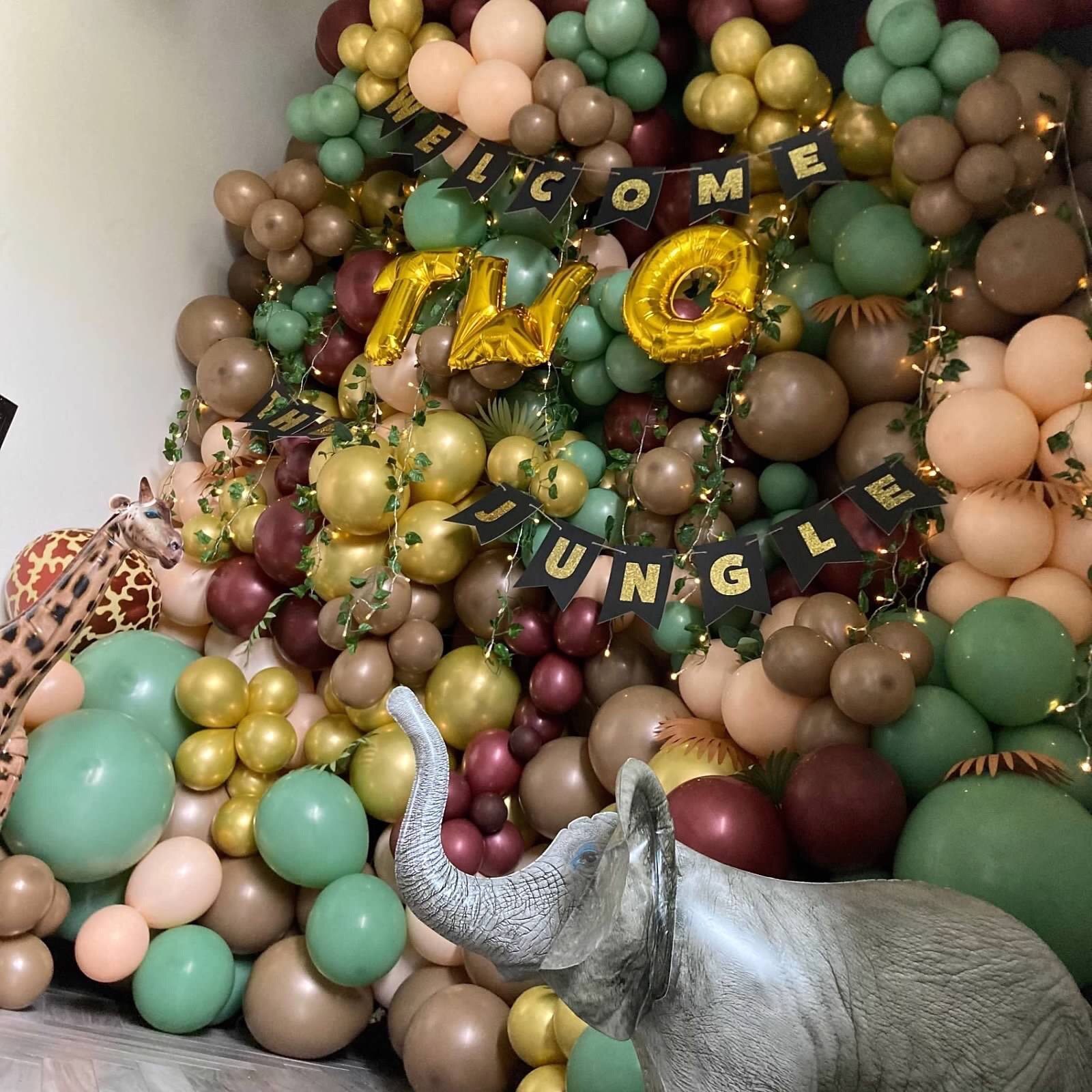 Welcome to the Jungle balloon wall with elephant
