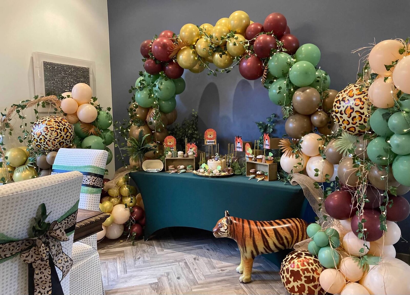 Safari arch and dessert table with tiger