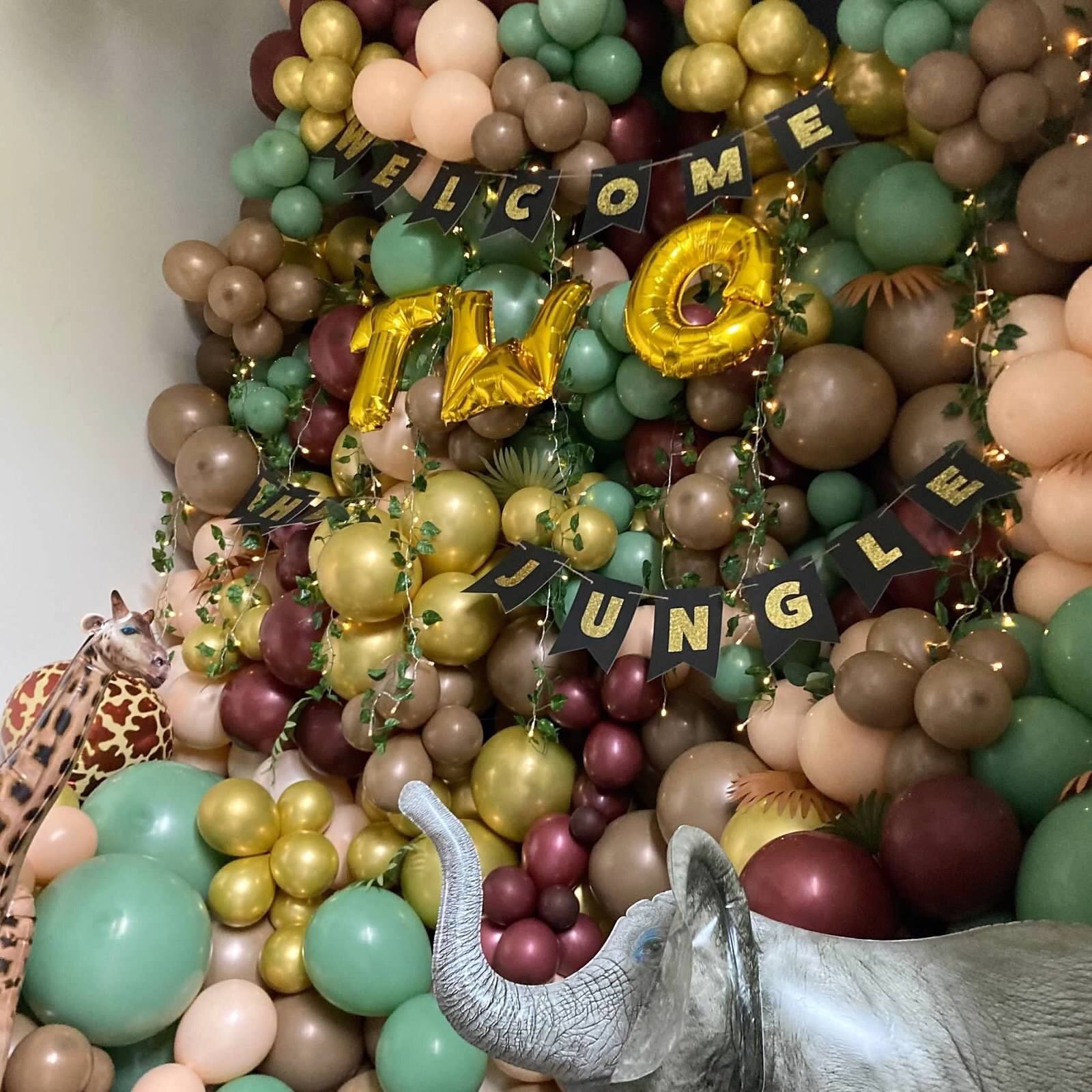 TWO foil letter close-up on balloon wall